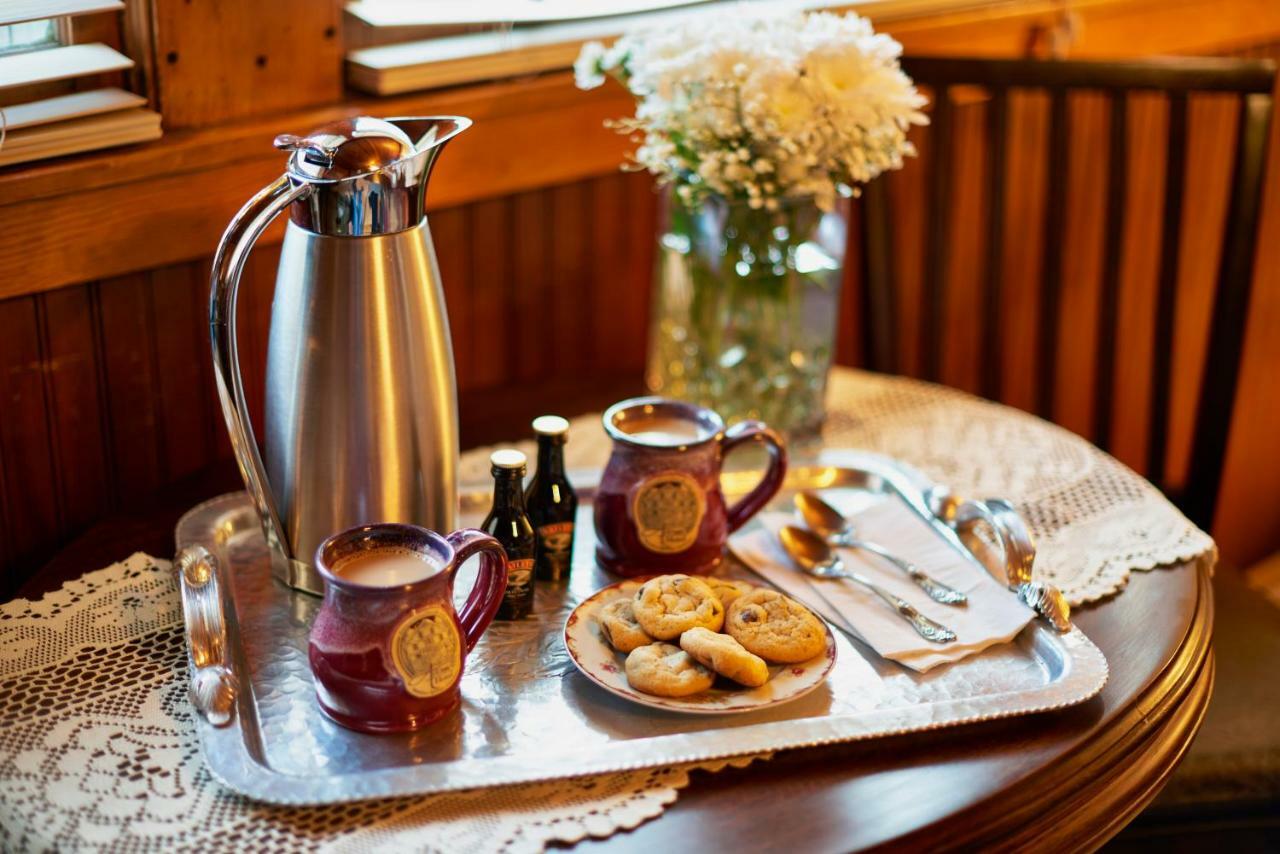 Avenue Hotel Bed And Breakfast Маниту-Спрингс Экстерьер фото